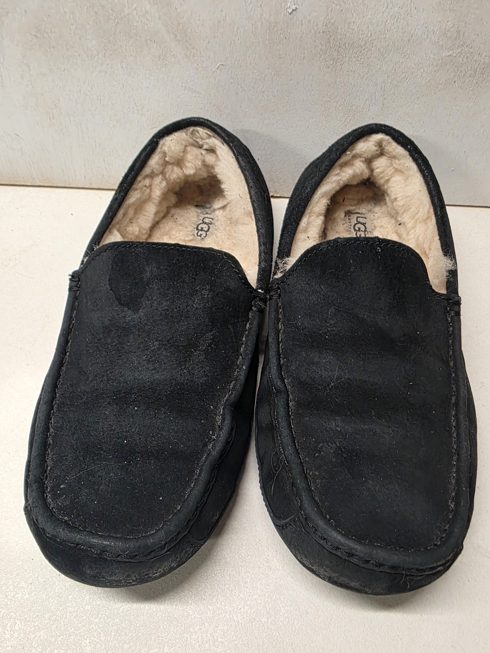 UGG Australia Ascot 5775 Men’s Size 11 Black Suede Sheepskin Slippers Loafers